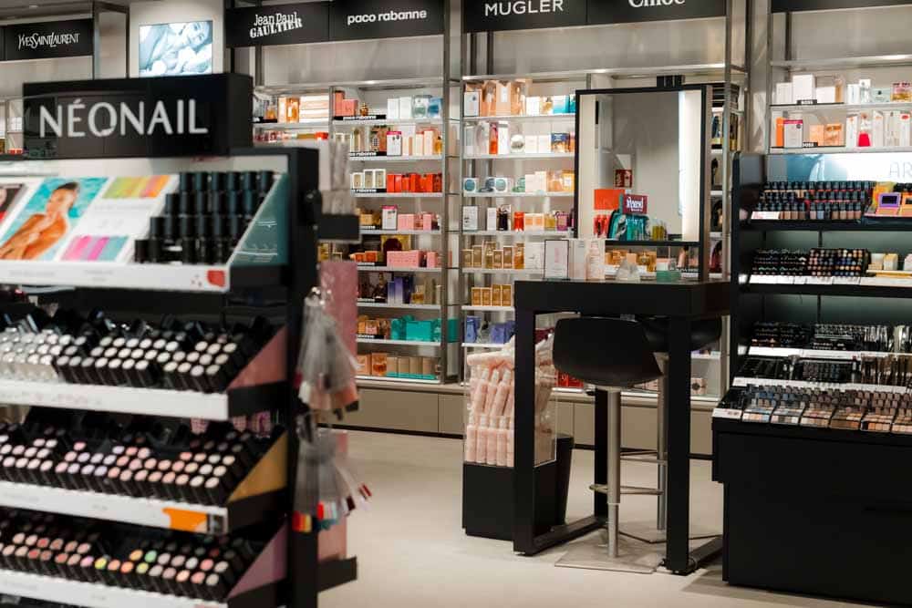 Verschiedene Nagellacke mit Make-up Produkten im Hintergrund bei Douglas im Kaufpark Dresden