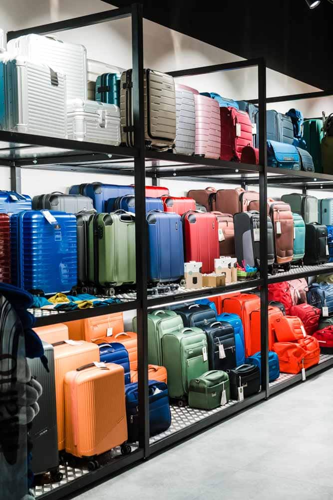 Ansicht auf eine Vielzahl an Koffern verschiedener Hersteller im Kaufpark Dresden bei Koffer+Taschen