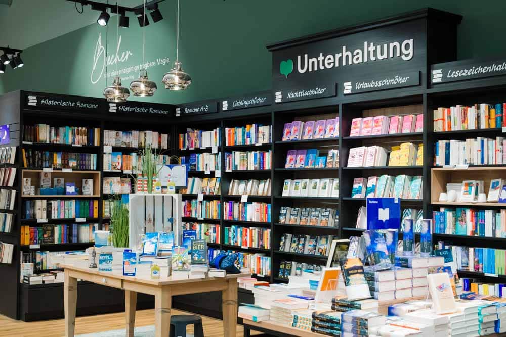 Regal mit verschiedenen Romanen im Kaufpark Dresden bei Thalia