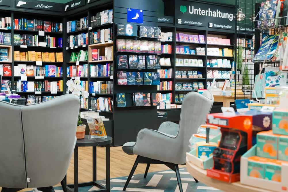 Sitzgelegenheit mit Büchern der Kategorie Unterhaltung im Hintergrund im Kaufpark Dresden bei Thalia