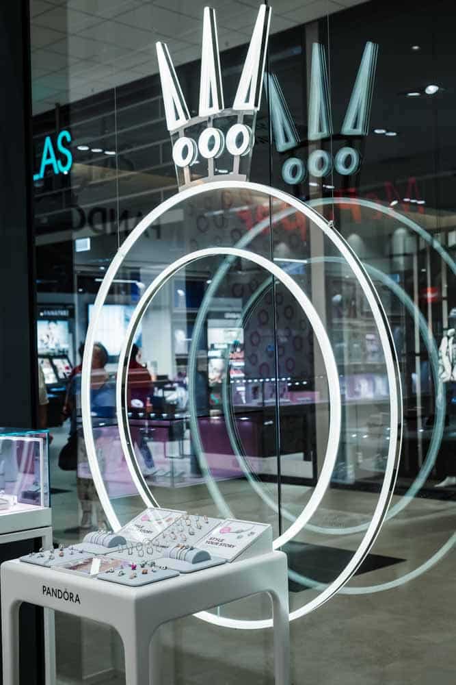 Dekorative LED Elemente im Schaufenster im Pandora im Kaufpark Dresden