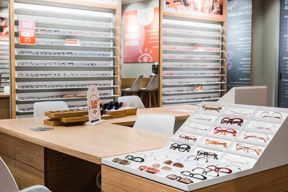 Beratungsbereich mit einer Vielzahl an Brillen im Hintergrund im Kaufpark Dresden bei eyes+more