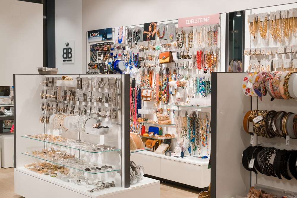 verschiedene Ohrringe, Halsketten und Haarreifen im Kaufpark Dresden bei Bijou Brigitte