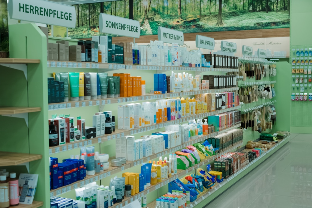 eine Vielzahl von Hautpflegeprodukten, Haarfarbe und Haarbürsten bei Müller im Kaufpark Dresden