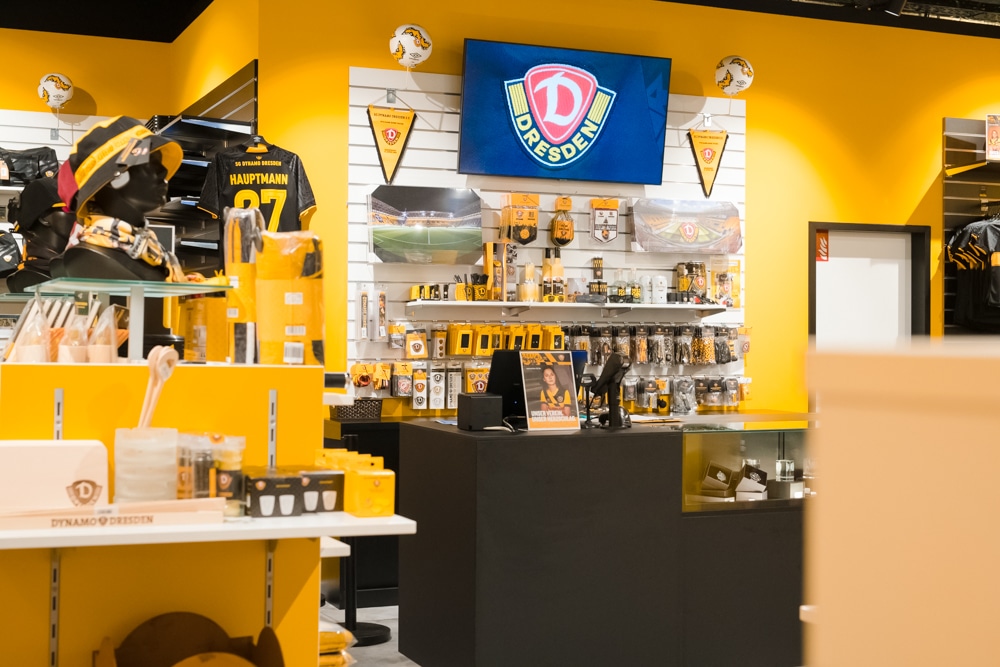 Ansicht auf den Kassenbereich mit verschiedenen Fanartikeln im Dynamo Dresden Fanshop im Kaufpark Dresden