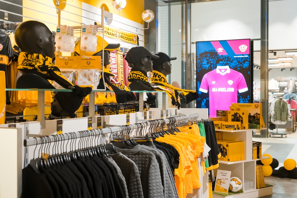 Ansicht auf verschiedene Bekleidungsartikel und weitere Fanartikel im Dynamo Dresden Fanshop im Kaufpark Dresden