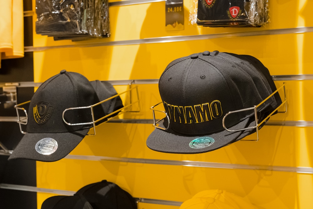 verschiedene Kopfbedeckungen im Dynamo Dresden Fanshop im Kaufpark Dresden