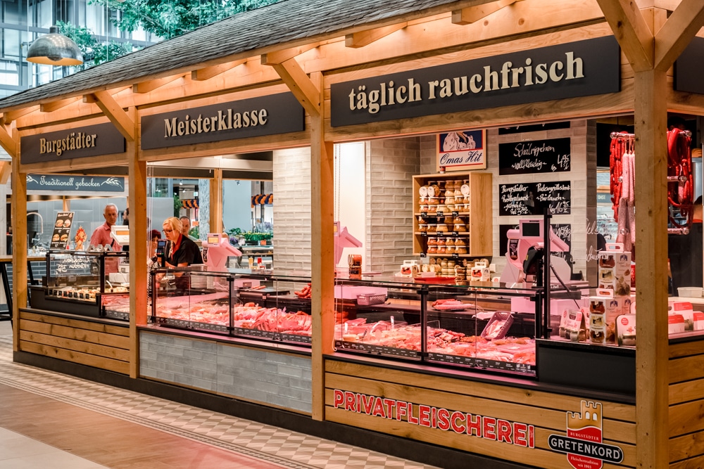 Ansicht auf die Fleisch- und Wursttheke von Fleischerei Gretenkord im Kaufpark Dresden