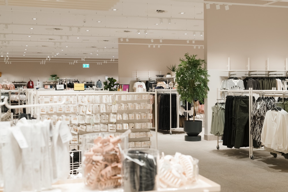 Übersicht über verschiedene Damenbekleidung und Accessoires im Kaufpark Dresden bei H&M