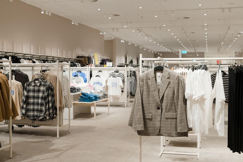 Übersicht über verschiedene Damenbekleidung im Kaufpark Dresden bei H&M