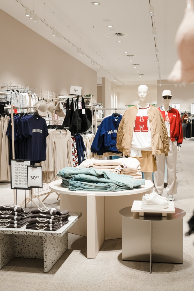 verschiedene Damenhosen- und Oberteile im H&M im Kaufkaufpark Dresden