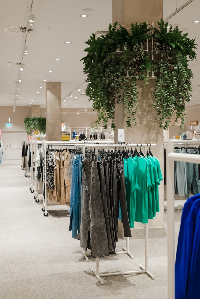 Herrenbekleidung mit dekorativen Elementen des Geschäfts im Kaufpark Dresden bei H&M