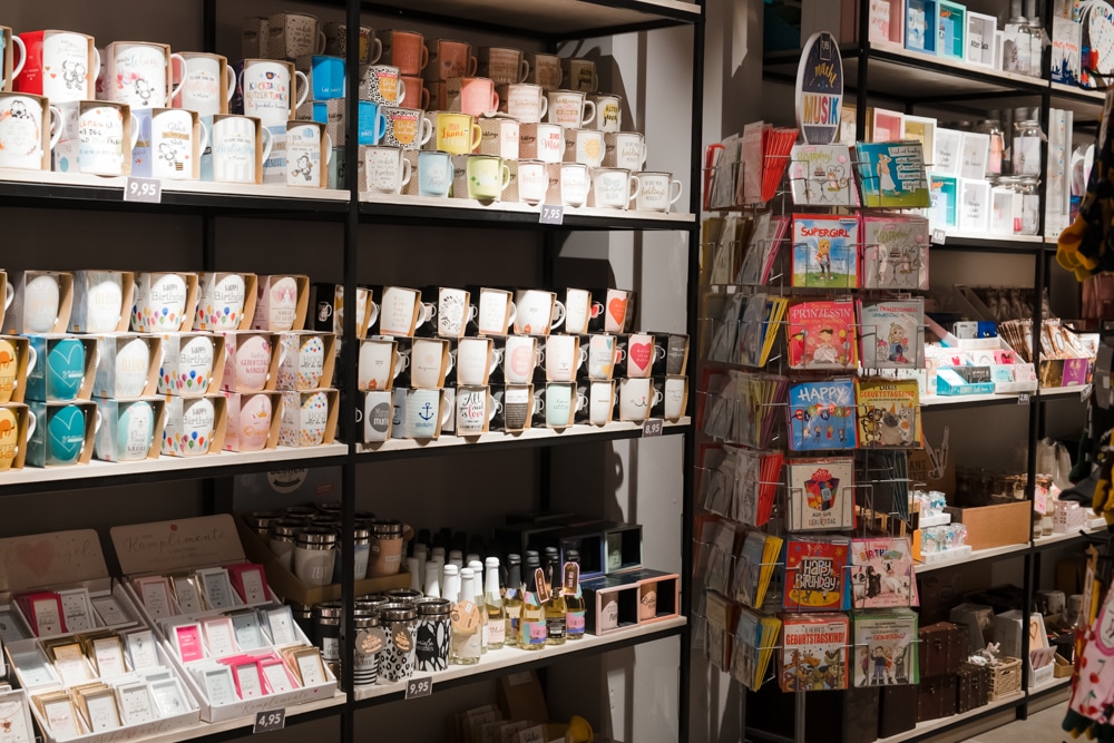 verschieden Tassen und Geburtstagskarten im Nanu-Nana im Kaufpark Dresden