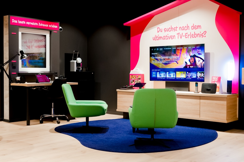 Sitzgelegenheit mit TV im Telekom Shop im Kaufpark Dresden